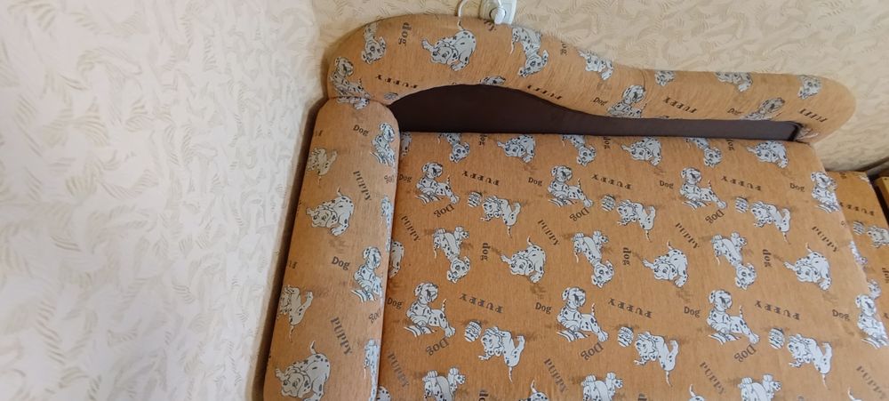 Дитяче ліжко-диван розкладне.
