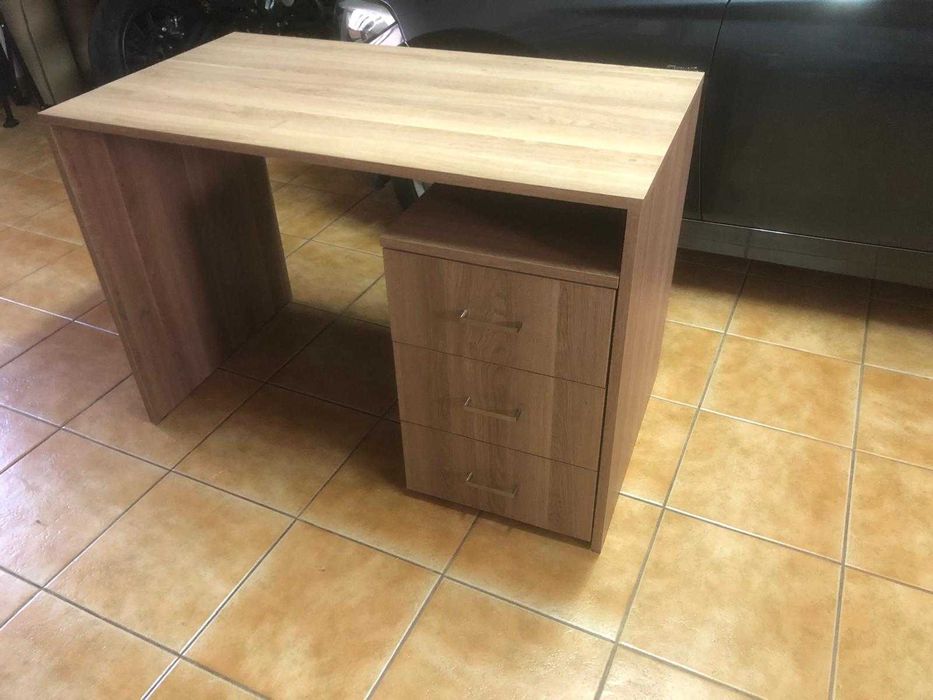 Secretária com módulo de 3 gavetas