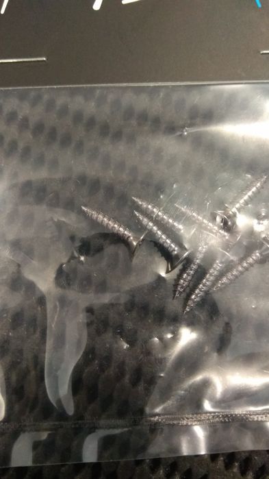 Parafusos para pickguard