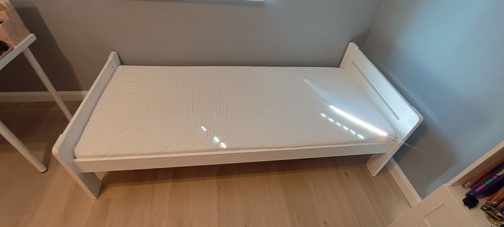 Łóżko 90x200 z materacem