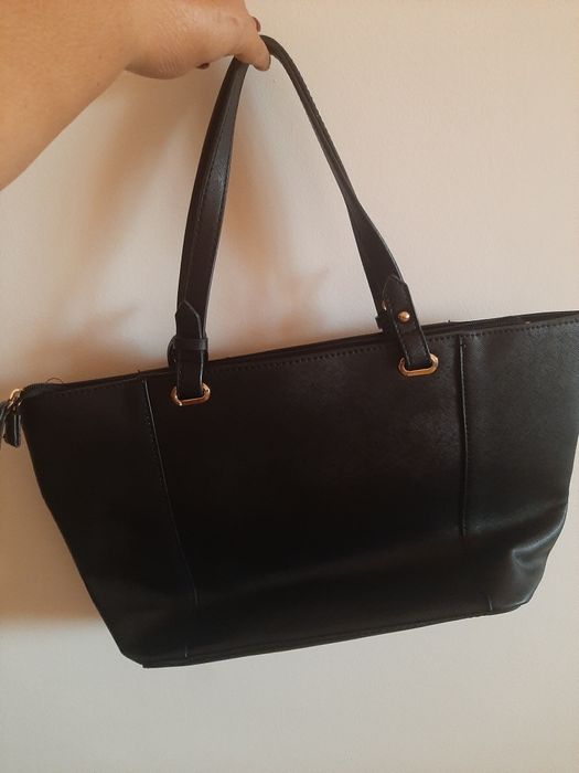 Mala de senhora em preto. Guess