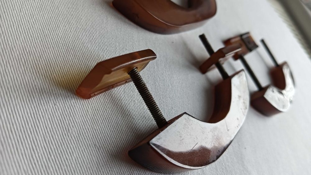 Stare kompletne uchwyty do mebli. . Bakelit Cena 1 szt