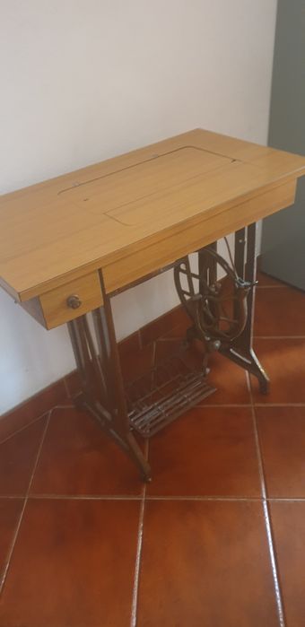 Vindo máquina de costura antiga singer