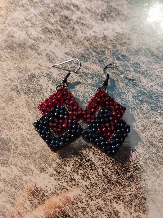 Kolczyki z koralików czerwono czarne kwadratowe