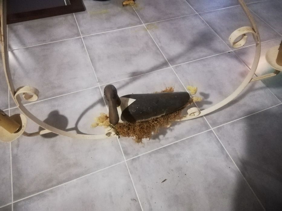 Candeeiros rústicos trabalhados em metal.