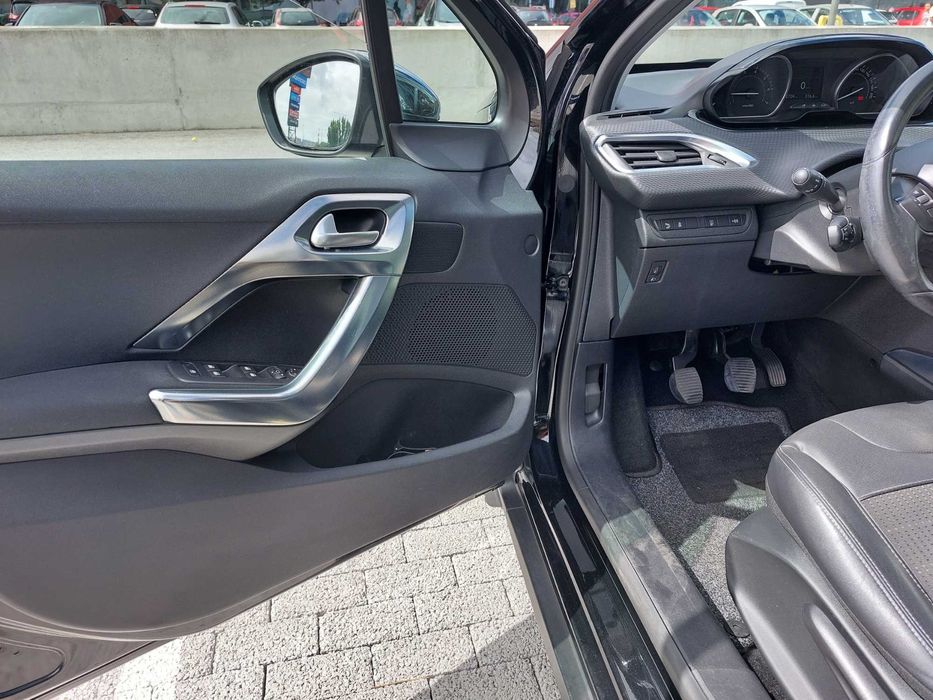 Peugeot 2008 1.2 VTi Allure | Teto Panorâmico | Estimado & Revisão em Dia