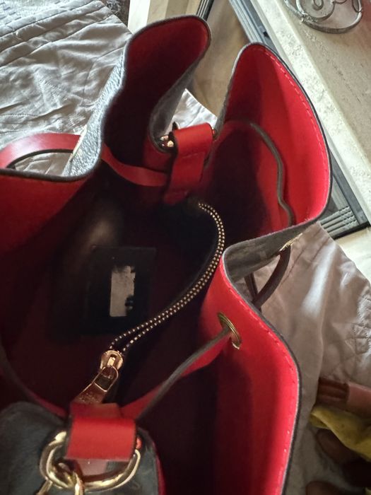 Bolsa de ombro que fecha com atilho