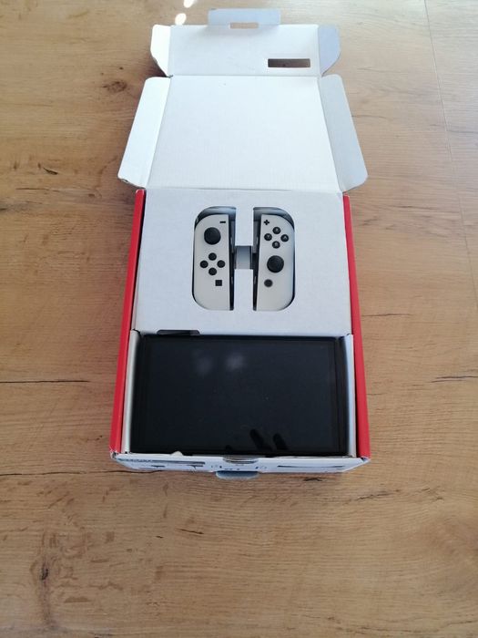 Nintendo Switch OLED + 4 gry