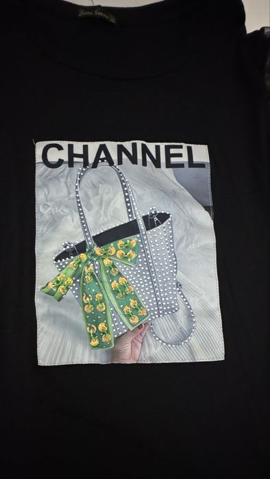 T-shirt preta com manga em tule