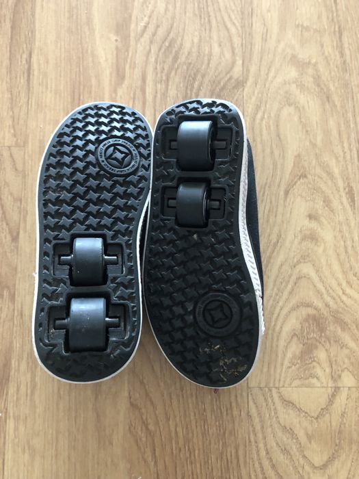 Tenis com rodinhas Heelys pretos e encarnados
