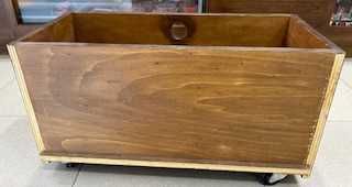 2 caixas com rodas em madeira