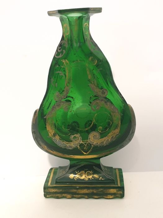 Fantástico frasco de perfume antigo em vidro esmerald Moser Bohemia?