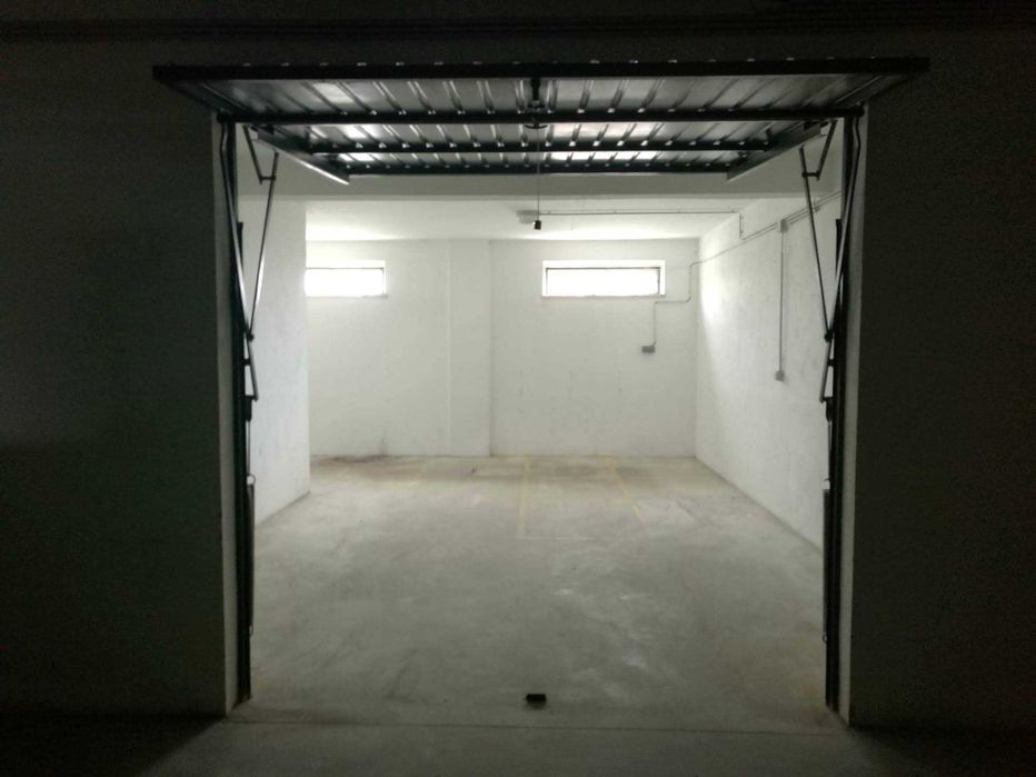 Aluga-se garagem privada/box fechada com 37 m², em Mafra, ideal para estacionamento, arrumos, armazenamento ou pequeno armazém.
