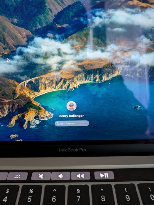 MacBook Pro  2022, 13", M2, 8/256  ГБ, нюанс або на запчастини.