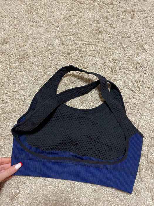 Спортивний топ з чашками