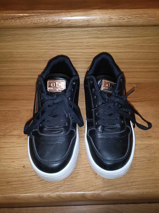 Tênis praticamente novos