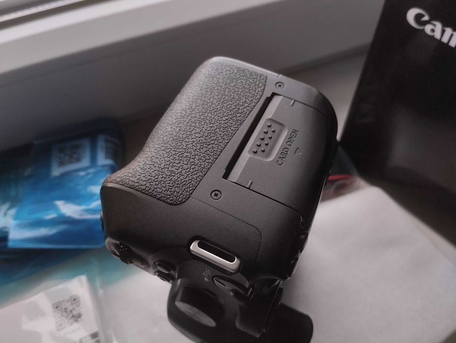 Canon EOS R7, в заводській комплектації