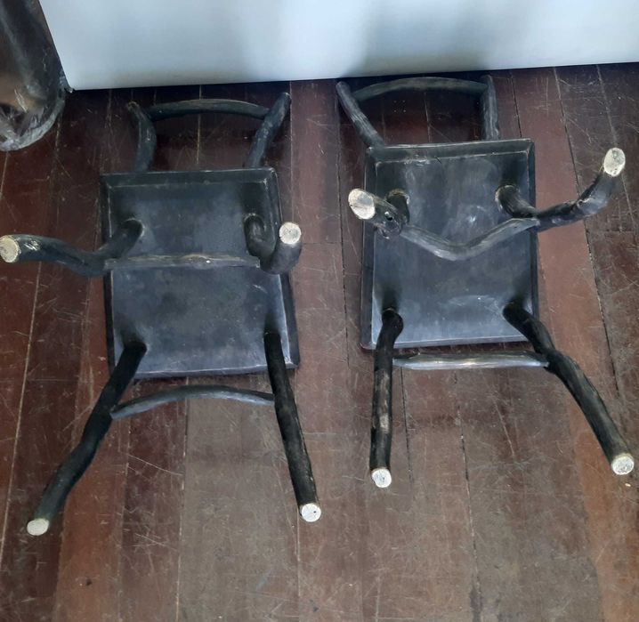 Duas Cadeiras Antigas Rústicas Madeira Maciça