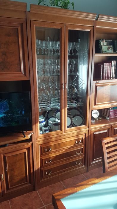 Móvel e mesa com cadeiras