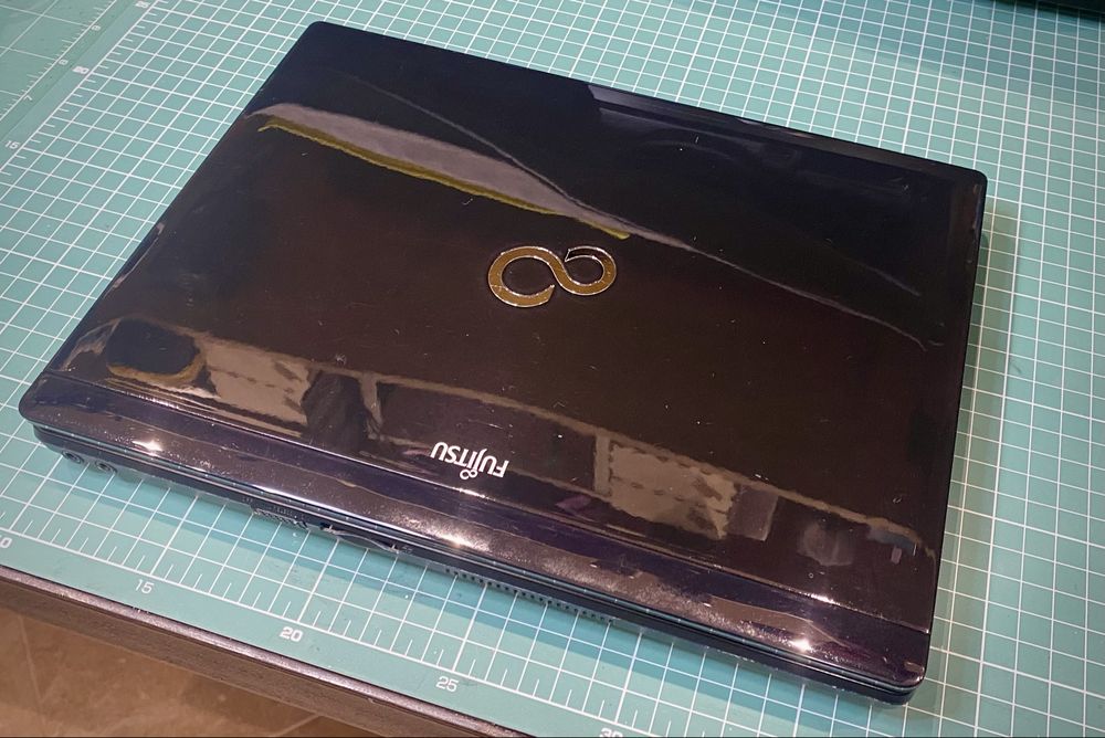Laptop Fujitsu P771 (i7, 4GB, 128SSD) + stacja bazowa