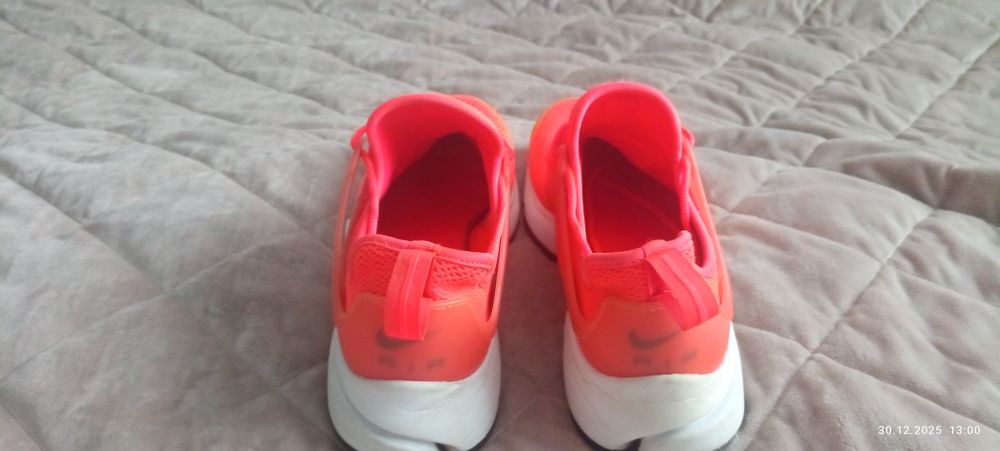 Кросівки Nike оранжевого кольору