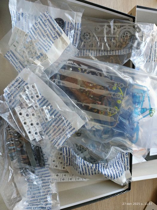 Laboratório de mecânica. Aviões e helicópteros.