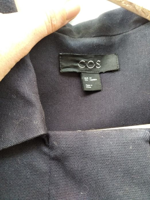Casaco azul marinho da COS em ótimo estado.