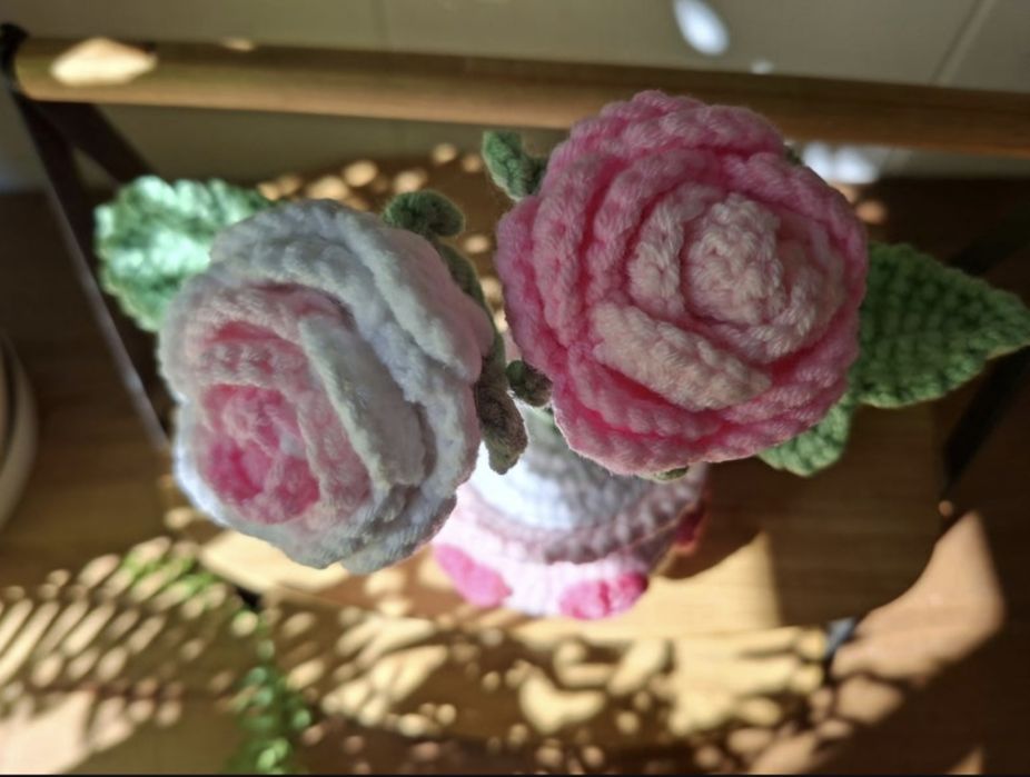 Vaso de rosas em crochê