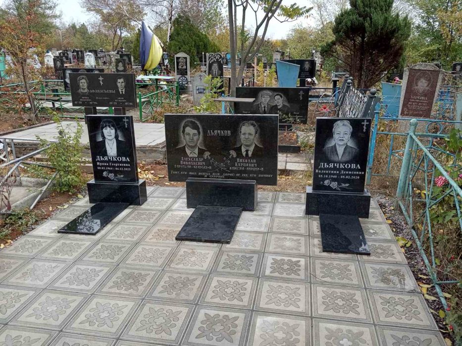 Гранітні памʼятники