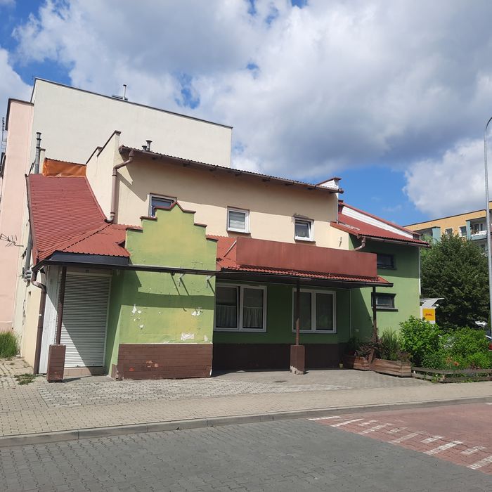 Sprzedam nieruchomość z trzema mieszkaniami i pomieszczeniem usługowym