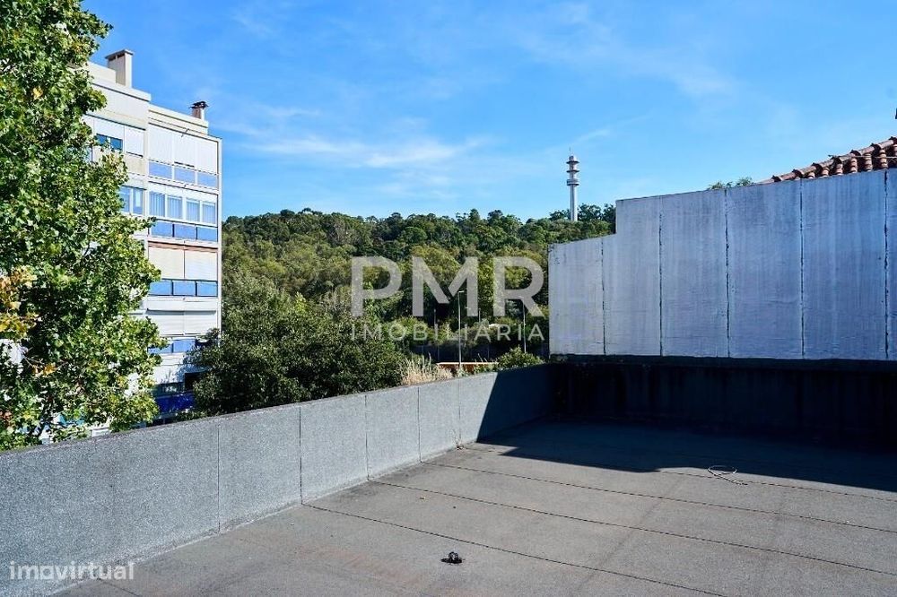 T2 remodelado com 2 casas de banho, em Benfica, próximo ao Califa e ao