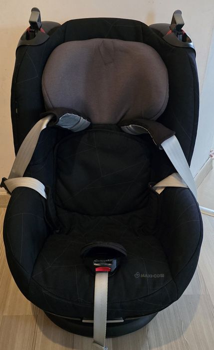 Fotelik Tobi zapinany na pasy. Premium black