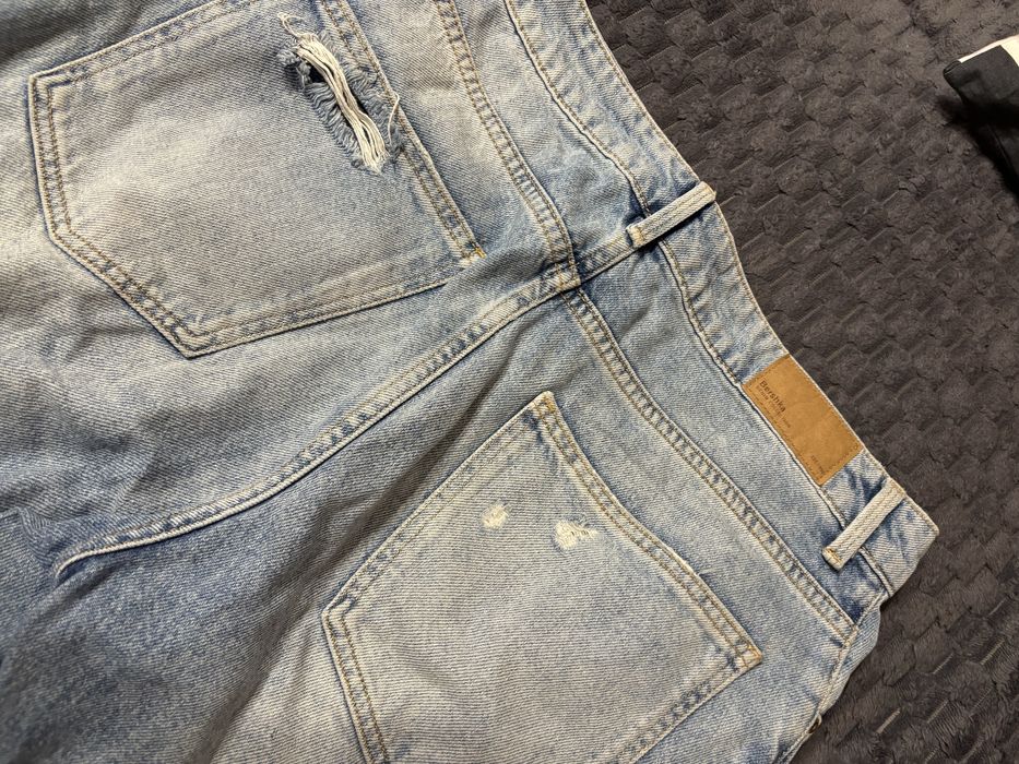 Jeansy mom jeans z dziurami