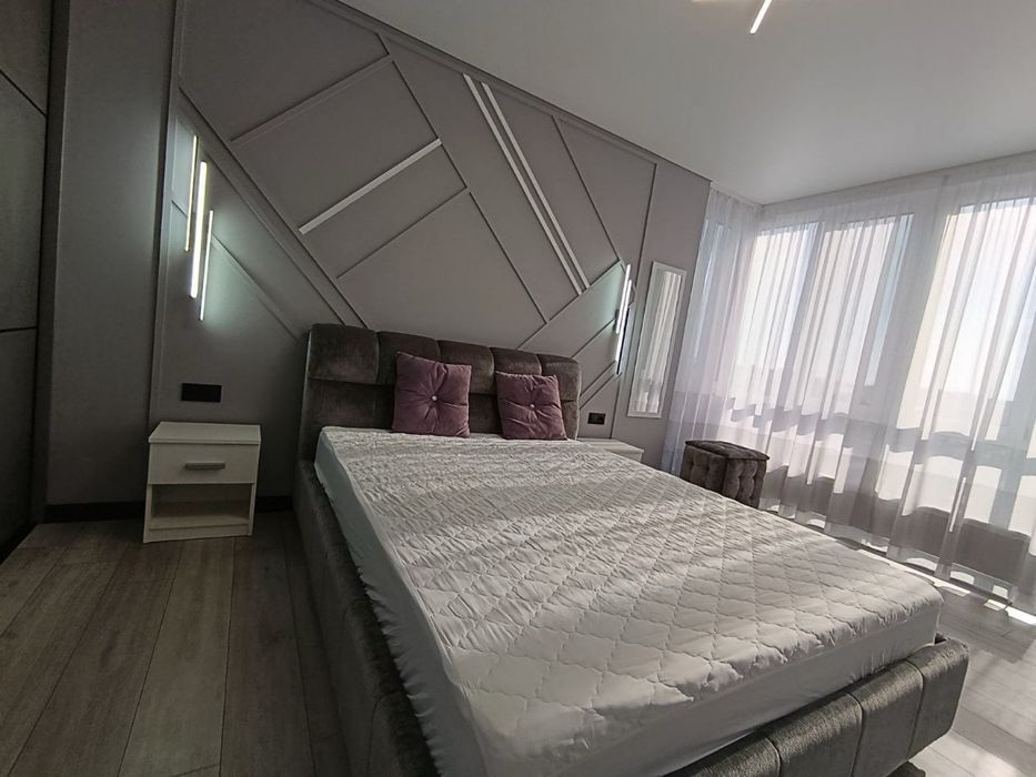 Будинокз підземним паркінгом уцентрі поблизу парку