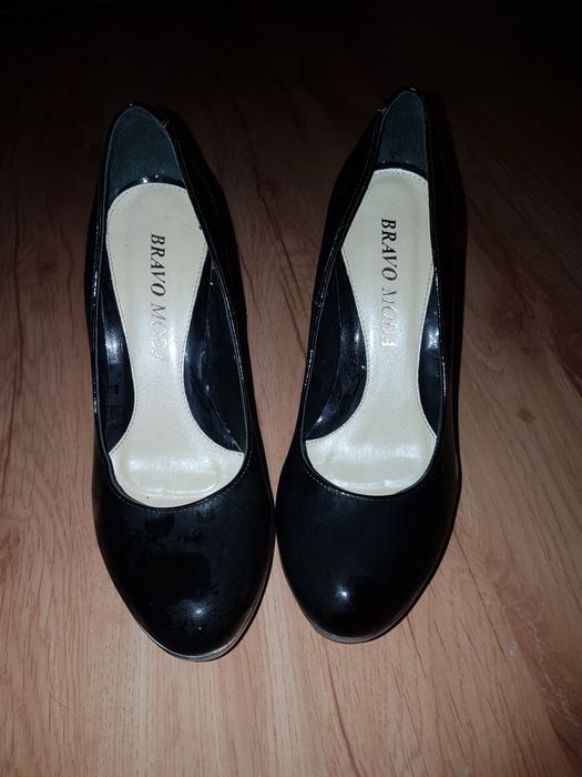 Czarne buty na obcasie