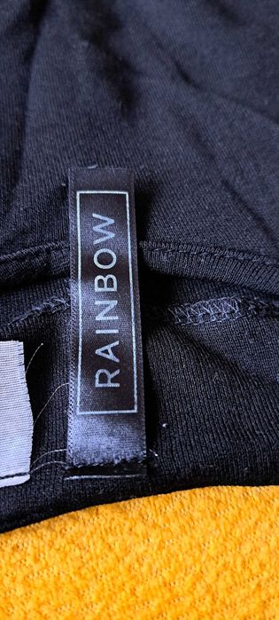 Czarna sukienka z bialymi paskami