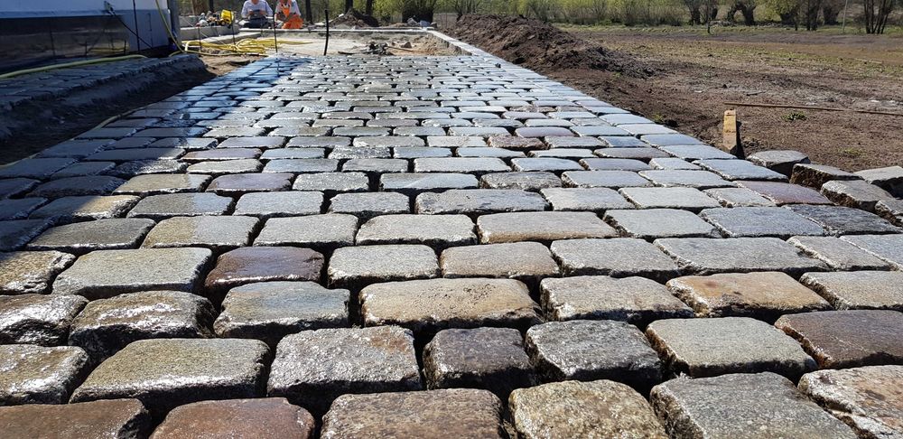 bruk stara kostka granitowa z rozbiórki starobruk kamień polny łupany