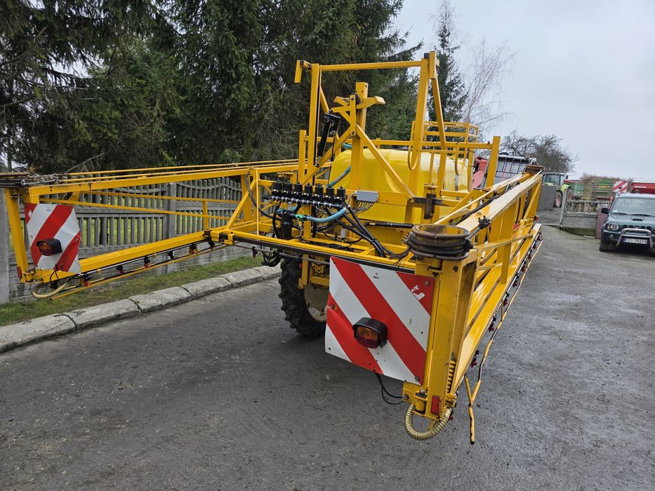 Opryskiwacz ciągany Dubex 2500 l 21m
Szerokość 21-24m 
Rok produkcji: