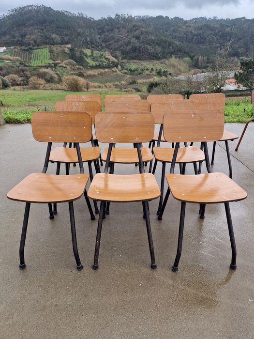 Cadeiras em madeira e metal