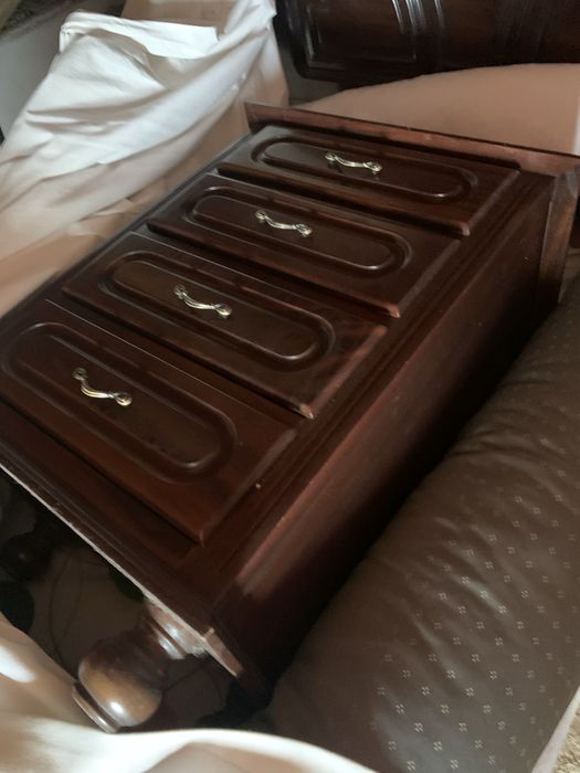 Vende se cama de solteiro em Mogno