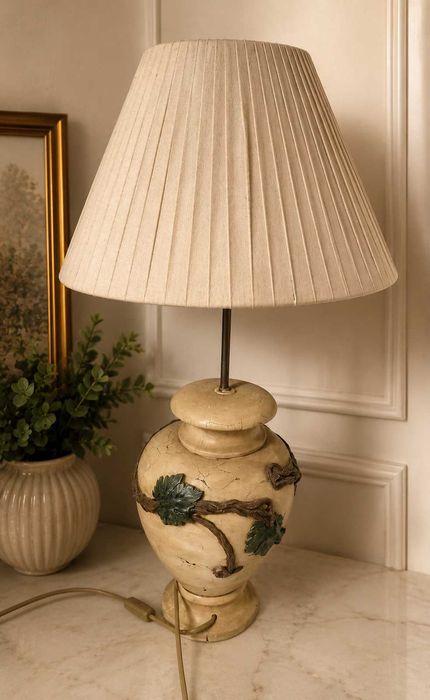 Candeeiro de Mesa Vintage Estilo Rústico / Provençal com Motivos de Videira e Folhas