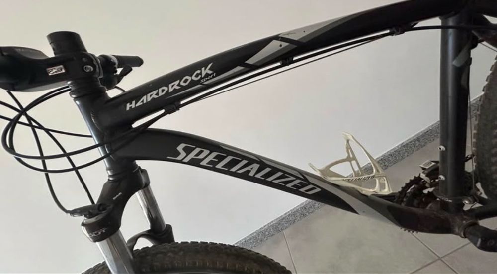 Specialized Hardrock Sport – BTT | Travões de Disco | Excelente Base para Trilhos e Cidade