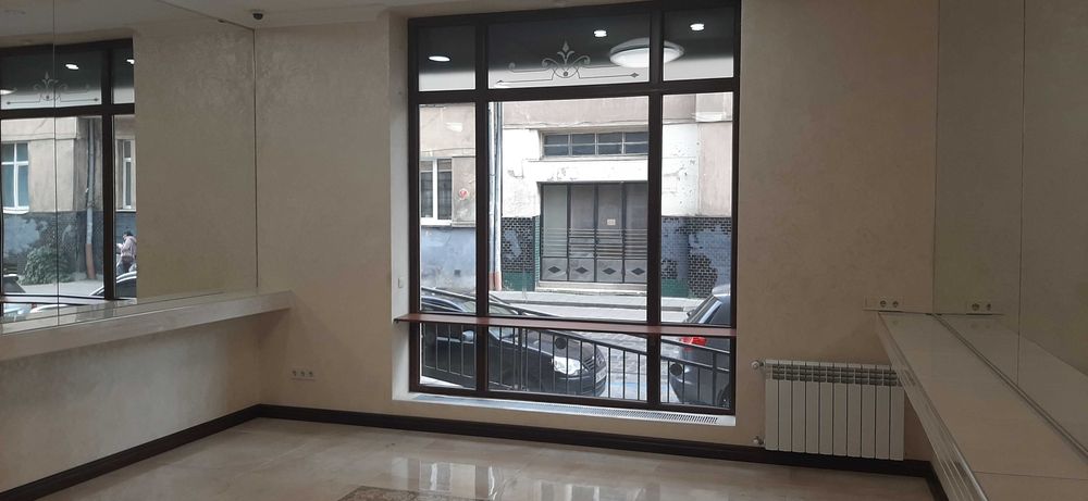 Продаж фасадного комерційного приміщення