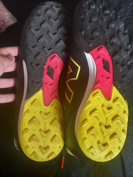 chuteira New Balance Furon V8 Elite TF (ou da versão Team correspondente), especificamente desenhada com uma sola TF (Turf) para relva sintética.