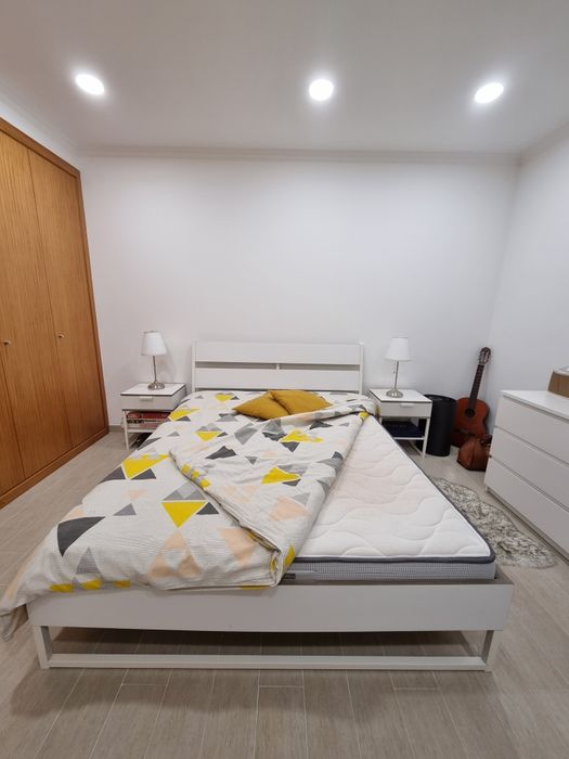 Cama ikea + colchão + 2 mesas cabeceira
