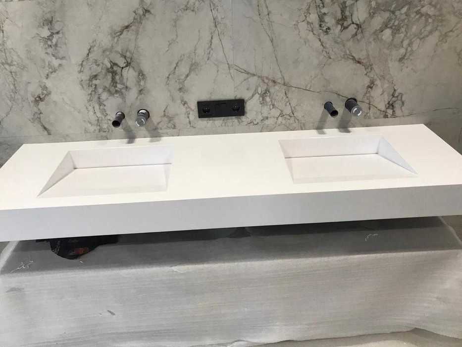 Стільниці і умивальники - над пральною машиною, дзеркала з підсвіткою.