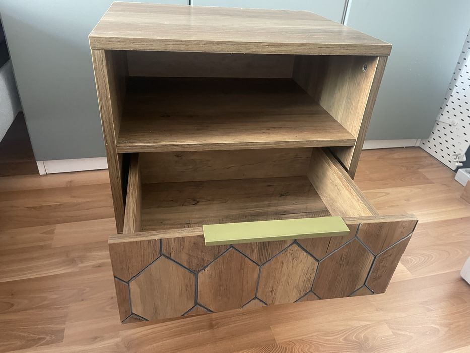 Mesa de cabeceira com gaveta
