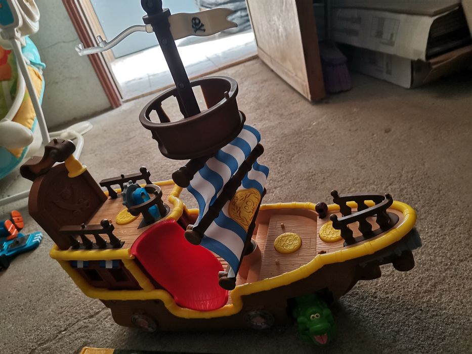 Barco Capitão Jack com figuras e livro