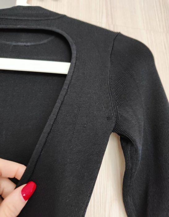 Czarna imprezowa sukienka mini z odkrytymi plecami dzianinowa glamour