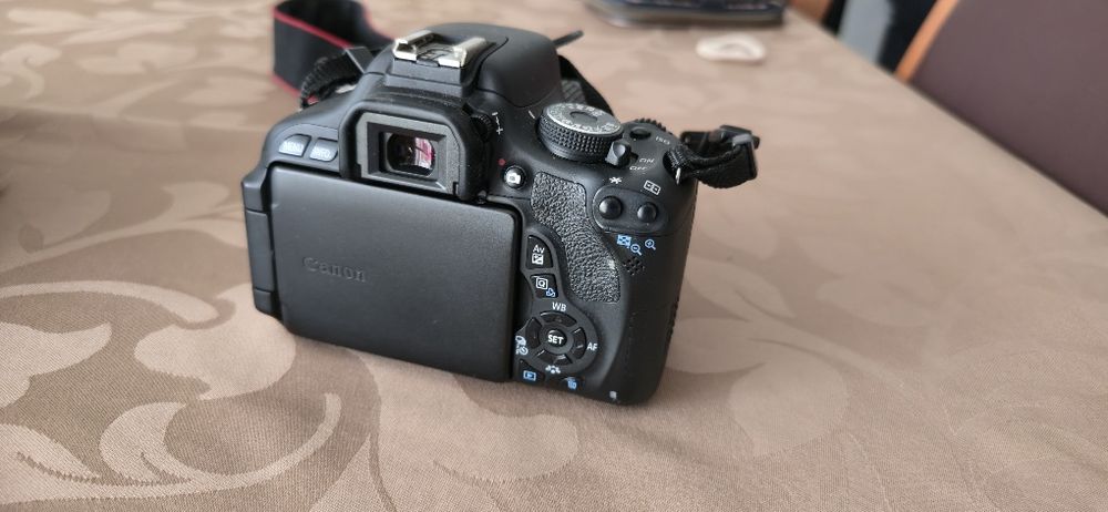 Canon EOS 600 D + Objetiva 18-55 mm